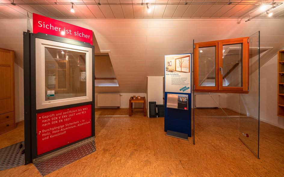 Ausstellung Fenster mit Einbruchschutz beleuchtet