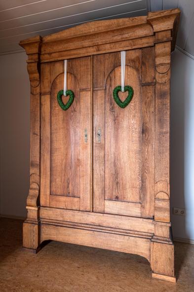 Ausstellung Holzschrank