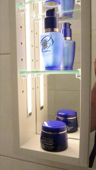 Badezimmer Möbel mit Beleuchtung und Spiegel