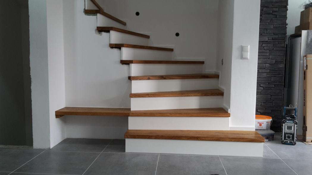 Betontreppe aufgesattelt mit Massivholzstufen gewendelt