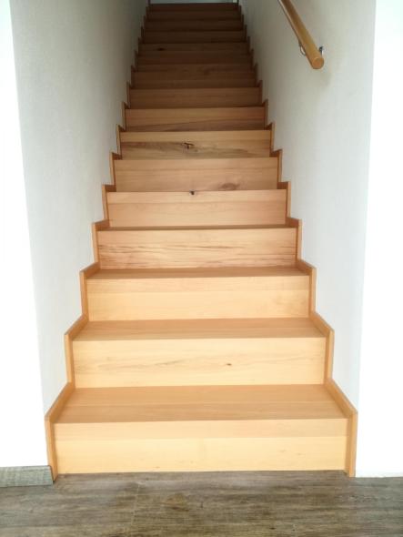 Betontreppe mit Holzverkleidung 