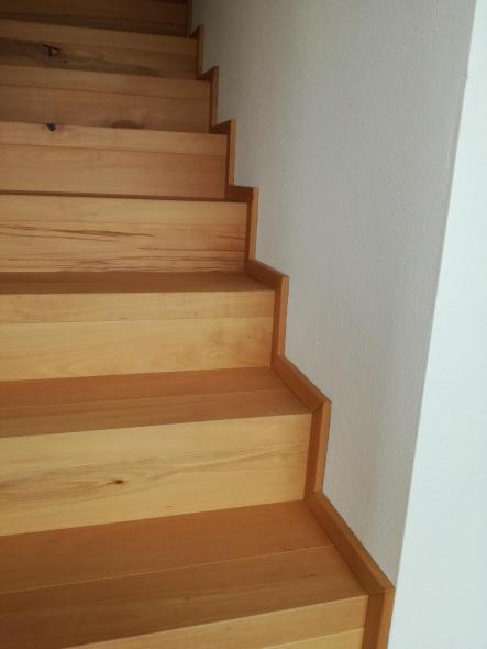 Betontreppe mit Holzverkleidung (Nahaufnahme)