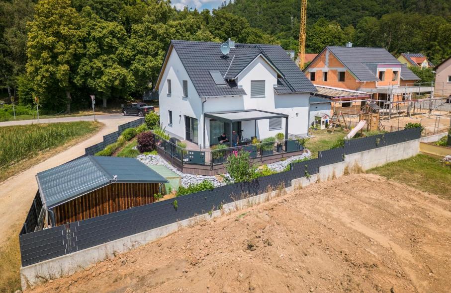 PaX Holz-Aluminium-Fenster und Aluminium-Haustür bei Einfamilienhaus