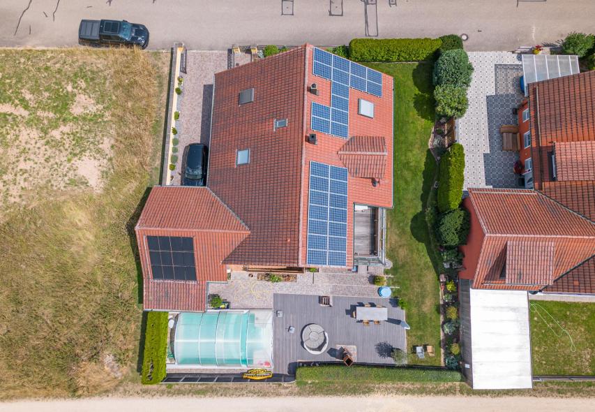 PaX Holz-Aluminium-Fenster und Aluminium-Haustür bei Einfamilienhaus (Ansicht von oben)