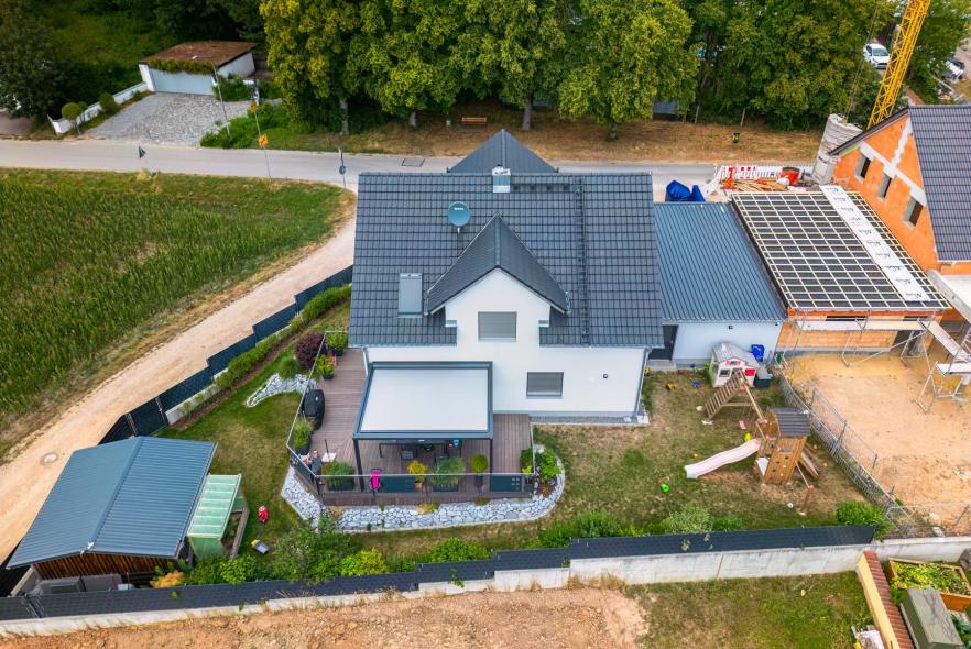PaX Holz-Aluminium-Fenster und Aluminium-Haustür bei Einfamilienhaus