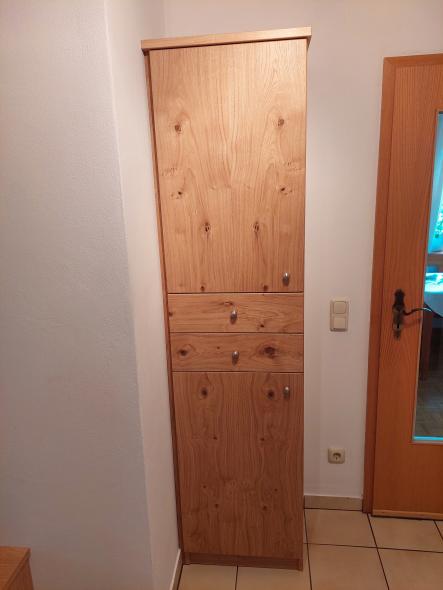 Garderobe aus Asteiche furniert von der Seite 