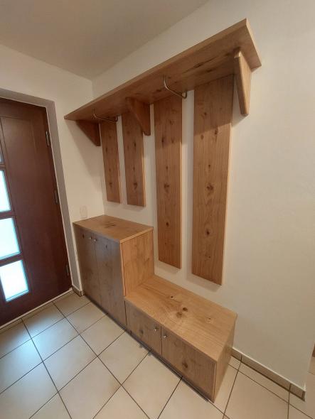 Garderobe aus Asteiche furniert