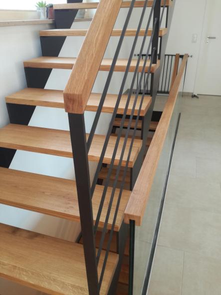Handlauf einer Treppe mit Eichenstufen
