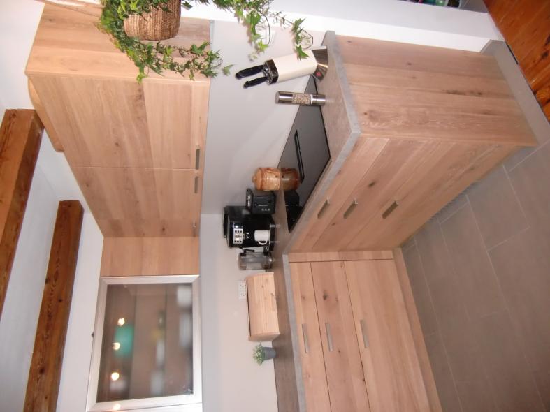 Holzküche mit heller Arbeitsplatte mit Nahaufnahme des Kochfeldes