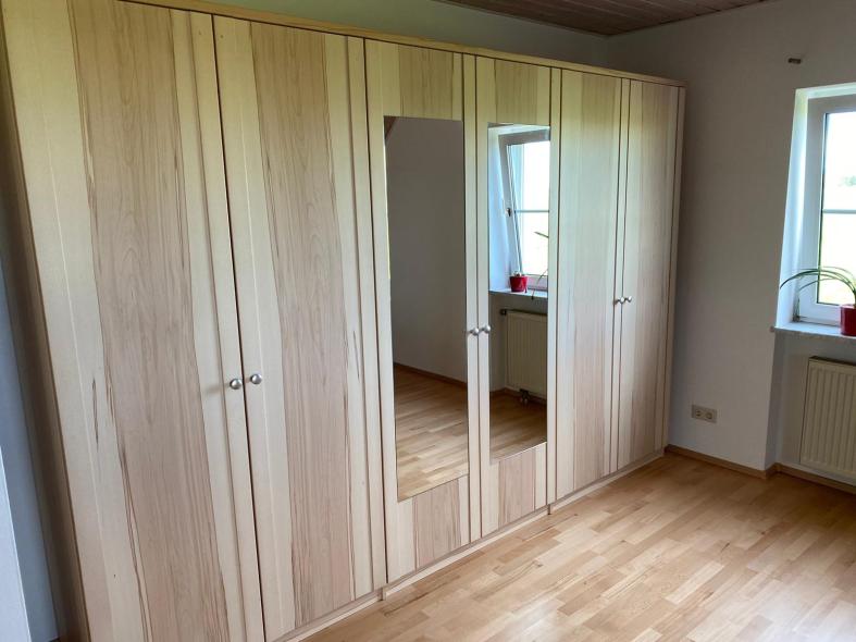 Kleiderschrank mit sechs Türen und zwei Spiegeln 