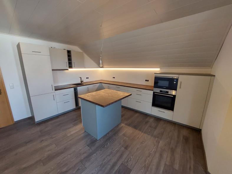 Küche in weiß mit Holzplatte