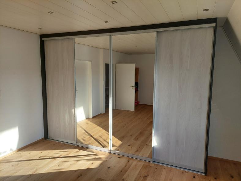 Kleiderschrank in creme mit Gleittüren und zwei Spiegeltüren