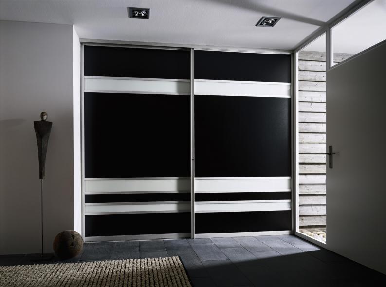 Kleiderschrank in schwarz und weißen Balken mit Gleittüren