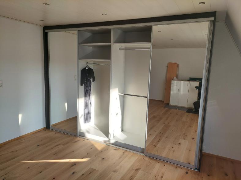 Kleiderschrank in creme mit Gleittüren und zwei Spiegeltüren geöffnet