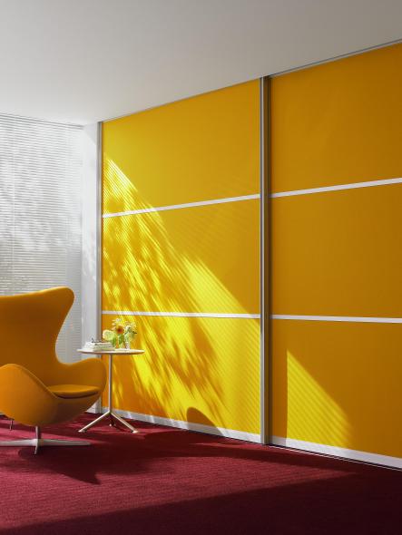 Kleiderschrank in orange mit Gleittüren