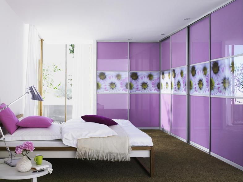 Kleiderschrank in rosa mit Blumenbalken und Gleittüren