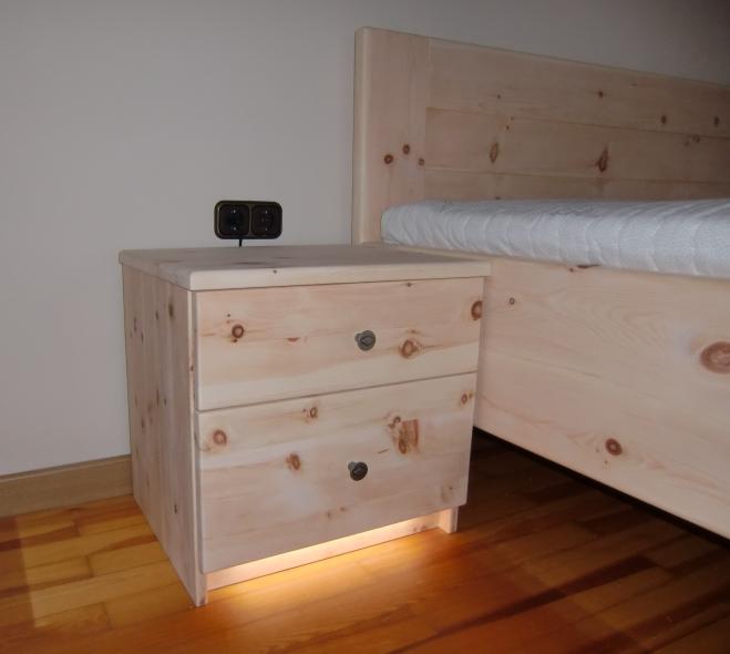 Zirbenschlafzimmer mit Bett und Nachttisch mit Beleuchtung 