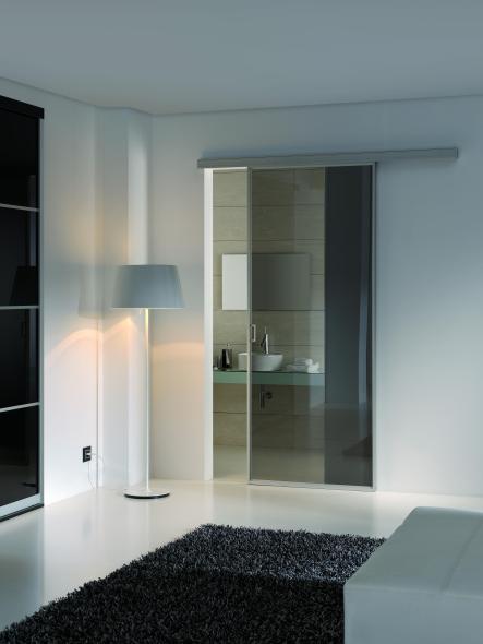 Raumteiler aus getöntem Glas