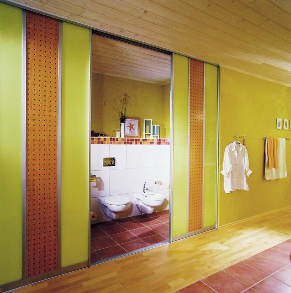 Raumteiler mit Glastüren mit Holzelement 