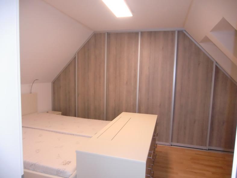 Schlafzimmer in creme-weiß mit Einbauschrank