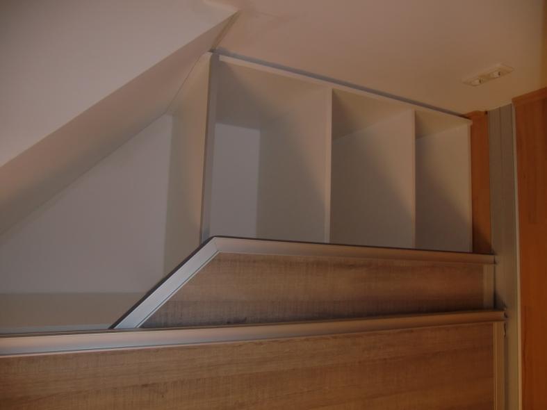 Schlafzimmer in creme-weiß mit Wandschrank