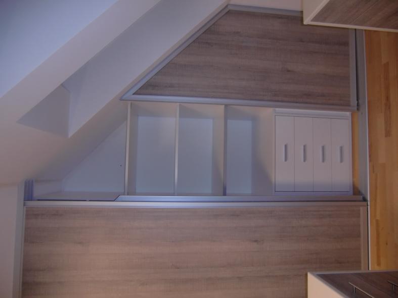 Schlafzimmer in creme-weiß mit Wandschrank