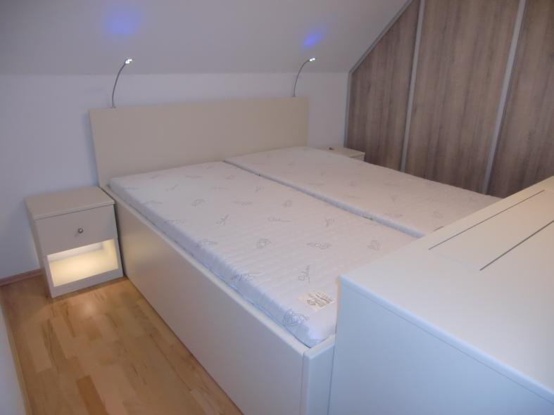 Schlafzimmer in creme-weiß mit weißem Bettkasten 