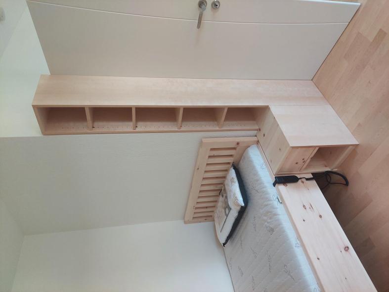 Schlafzimmer mit Zirbenbett und -schrank 