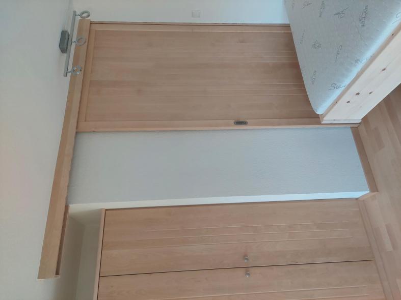Schlafzimmer mit Zirbenbett und -schrank.jpg