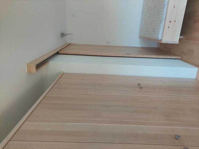 Schlafzimmer mit Zirbenschrank und -bett 