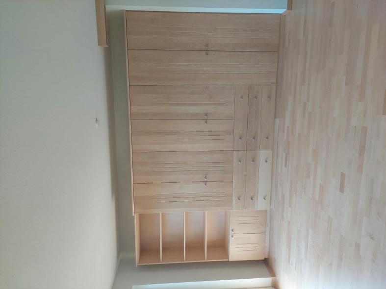 Schlafzimmer mit Zirbenschrank