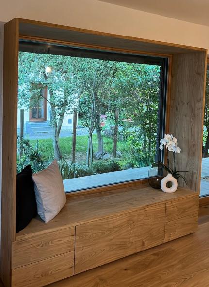 Sitzfenster mit Tip On Schubläden und Kissen