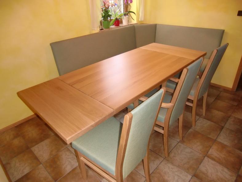 Sitzgruppe aus Eiche mit grünen Polstern mit ausziehbarem Tisch
