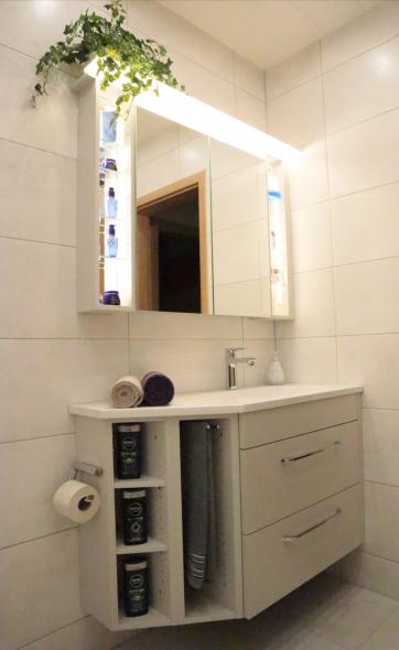 Spiegelschrank mit Waschtisch in weiß