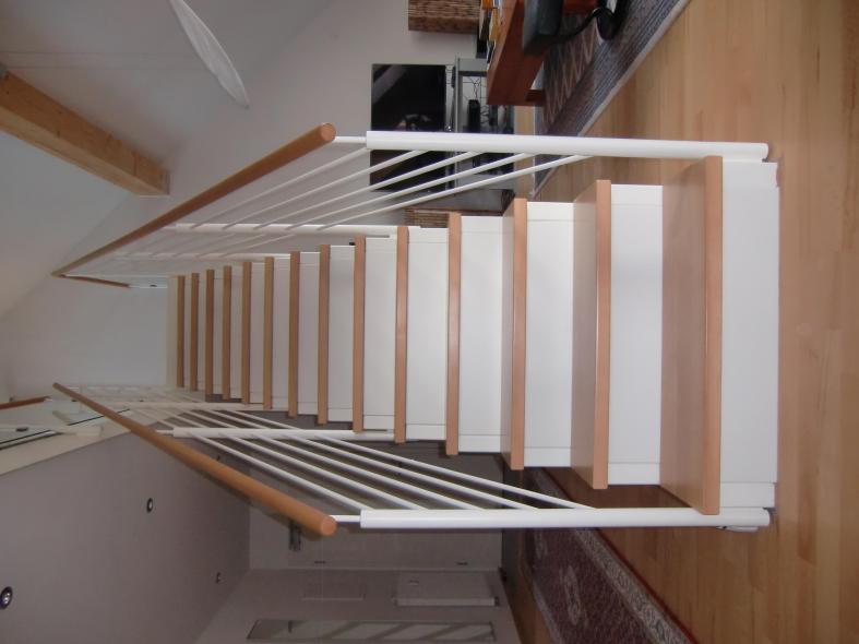 Treppe in weiß mit Stufen aus Buche 
