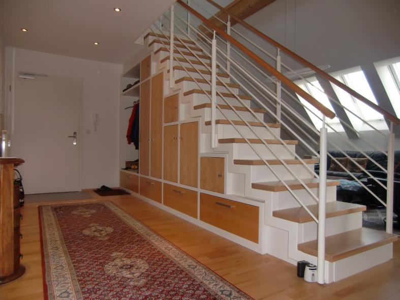 Treppe in weiß mit Stufen aus Buche (Ansicht von unten)
