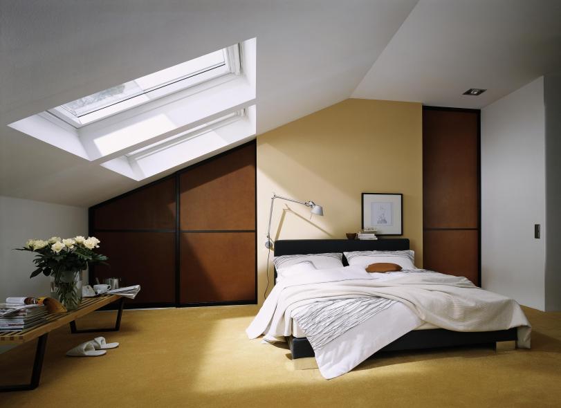 Kleiderschrank in braun und schwarz in der Dachschräge