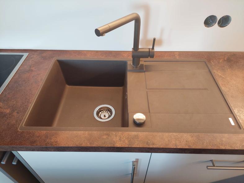 Waschbecken bei Küche in weiß mit Holzplatte