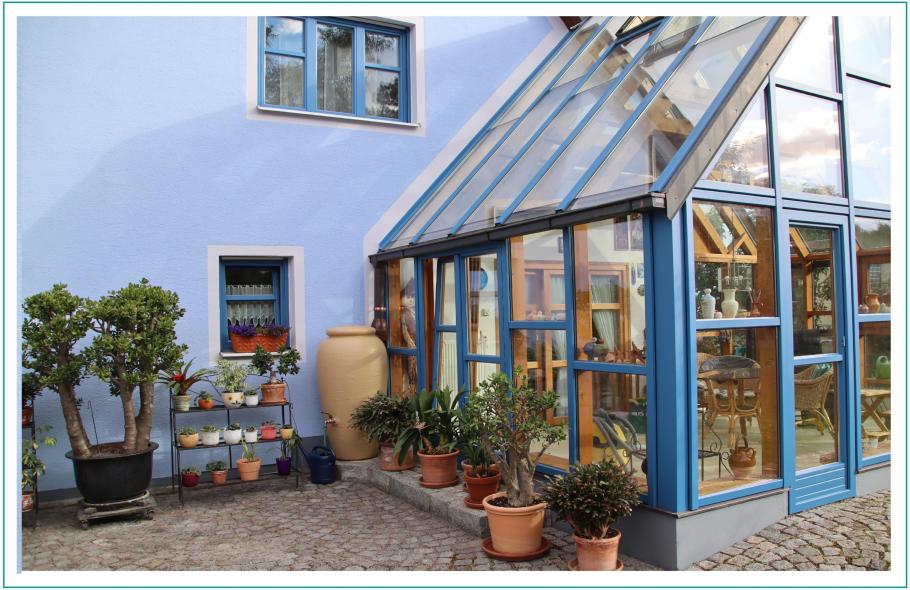 Wintergarten blau mit Seitenansicht