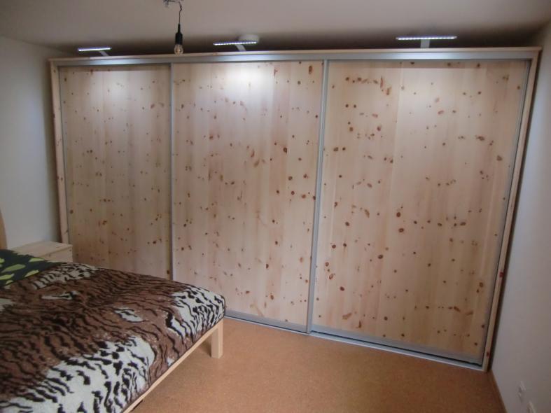Zirbenschrank mit Gleittüren