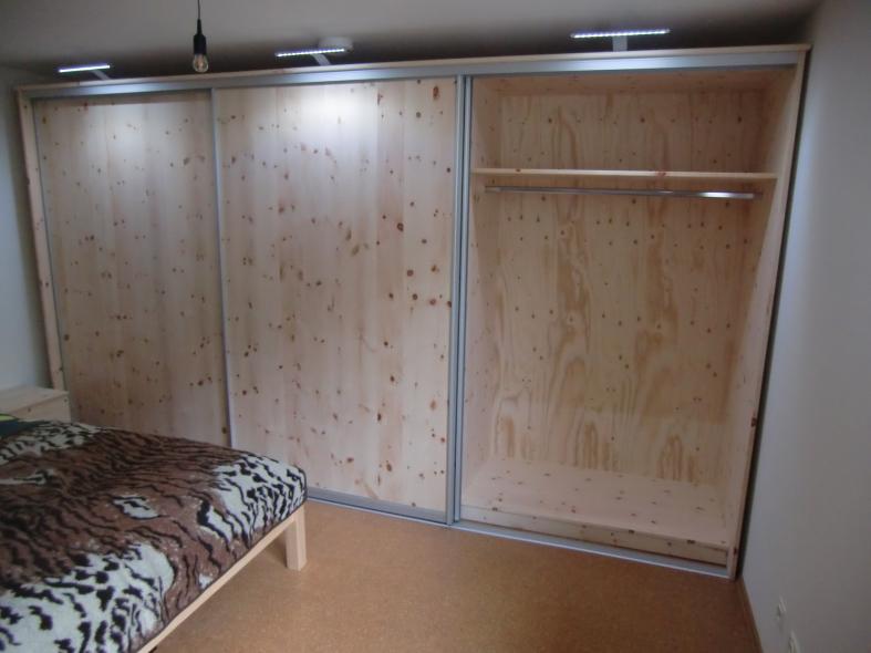 Zirbenschrank mit Gleittüren