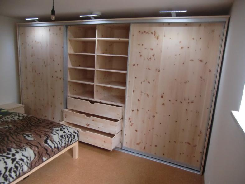 Zirbenschrank mit Gleittüren (geöffnet)