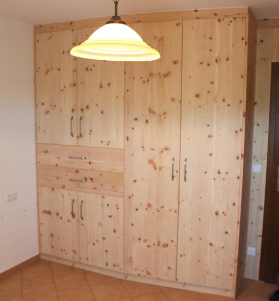 Zirbenschrank mit Türen und Schubladen 