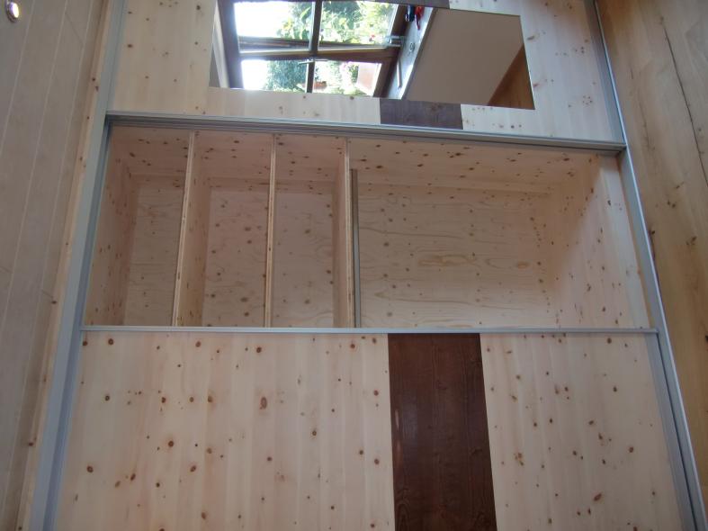 Kleiderschrank aus Zirbenholz mit braunen Elementen 