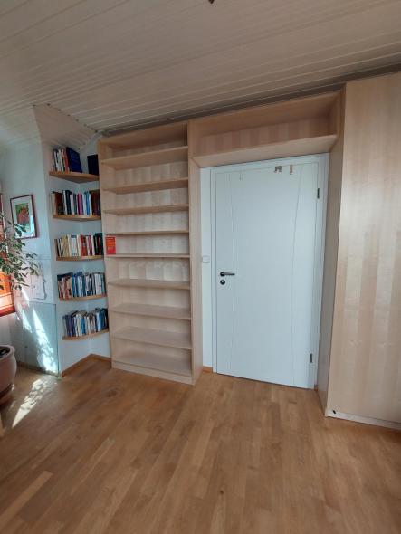 Bücherregal mit Stauraum über Tür