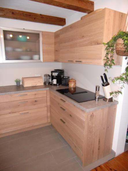 Holzküche mit heller Arbeitsplatte mit Nahaufnahme des Kochfeldes