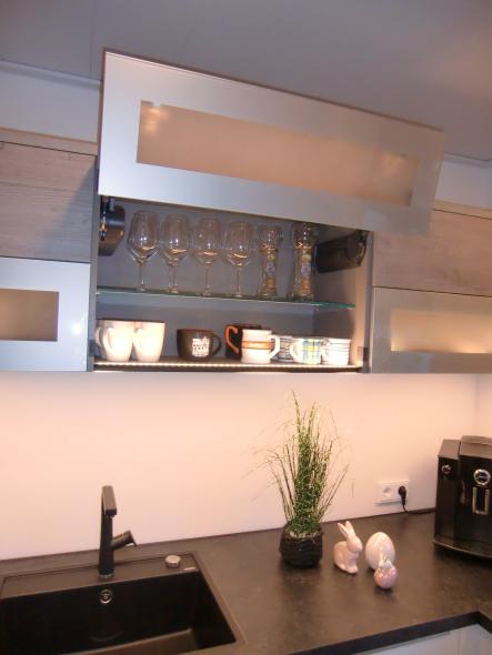 Küche in weiß mit dunkler Arbeitsplatte mit Nahaufnahme der Hängeschränke