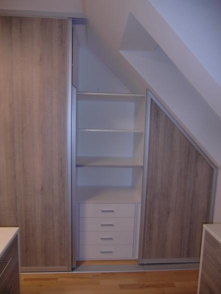 Schlafzimmer in creme-weiß mit Wandschrank unter Dachschräge