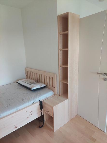 Schlafzimmer mit Zirbenbett und -schrank 