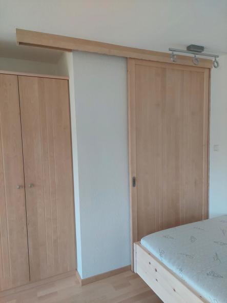 Schlafzimmer mit Zirbenbett und -schrank